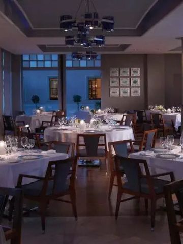 Exklusives Restaurant mit festlich gedeckten Tischen und stimmungsvoller Beleuchtung