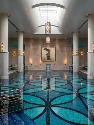 Prächtiger Innenpool mit kunstvollen Fliesen und stilvollen Säulen