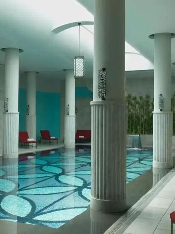 Innenpool mit stilvollen Säulen und eleganten Lounge-Bereichen im Four Seasons Hotel Istanbul