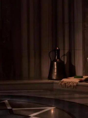 Traditionelles türkisches Hamam mit Mosaikfliesen und stimmungsvoller Beleuchtung