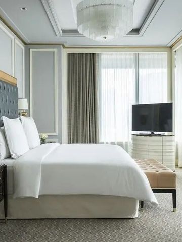 Elegantes Hotelzimmer mit großem Bett, klassischem Dekor und luxuriösen Details
