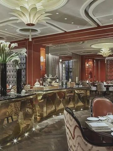 Edles Restaurant mit kunstvoller Deckenbeleuchtung