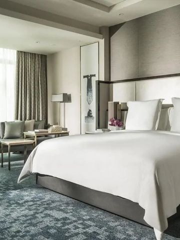 Geräumiges Zimmer mit modernem Design im Four Seasons Hotel Kuala Lumpur