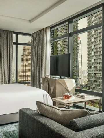 Luxus-Suite mit Blick auf die Skyline von Kuala Lumpur durch große Fenster
