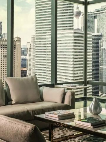 Luxuriöser Wohnbereich mit Panoramafenstern und Sicht auf die Stadt