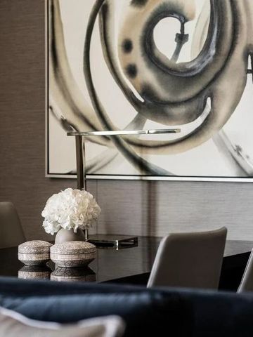 Stilvoll dekorierter Essbereich mit Kunstwerk und Blumenarrangement