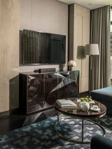 Luxuriöser Wohnbereich mit eleganter Möblierung und Ausblick auf die Stadt