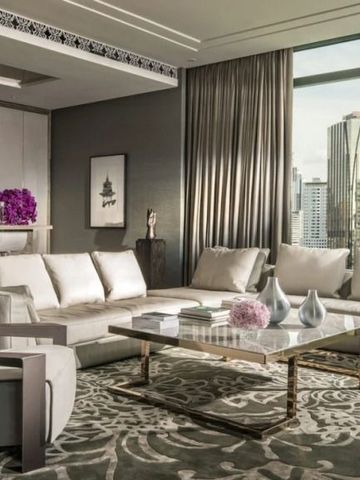 Geräumiges Wohnzimmer in einer Suite mit eleganter Dekoration und Stadtblick