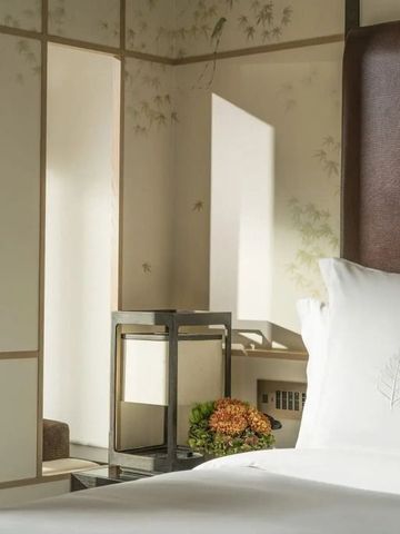 Elegantes Hotelzimmer mit stilvollen Möbeln und dezenten Wandmustern