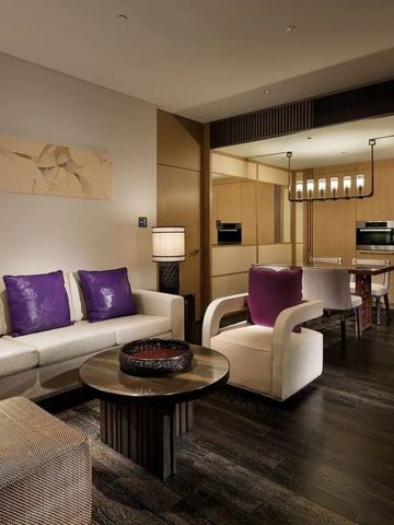 Luxuriöser Wohnbereich mit eleganten Möbeln und moderner Dekoration