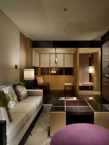 Modernes Wohnzimmer mit geschmackvoller Einrichtung und dezenter Beleuchtung