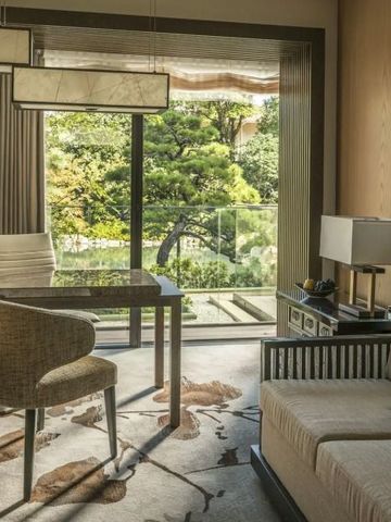 Geräumiger Wohnbereich mit Blick auf einen grünen Garten