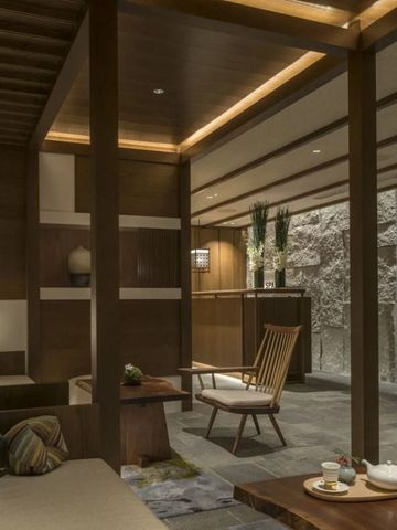 Gemütlicher Lounge-Bereich mit Holzmöbeln und dezenter Beleuchtung