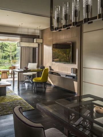 Luxuriöse Hotelsuite mit eleganter Einrichtung und Blick auf den Garten