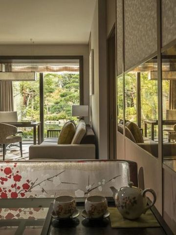 Geschmackvoll eingerichtetes Wohnzimmer mit Blick auf eine grüne Landschaft