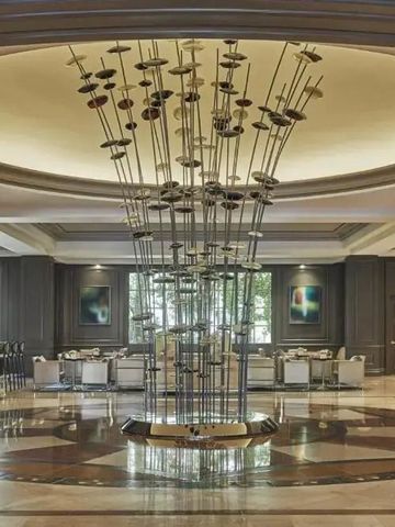 Stilvolle Hotel-Lobby mit beeindruckendem Kunstwerk und luxuriösem Design