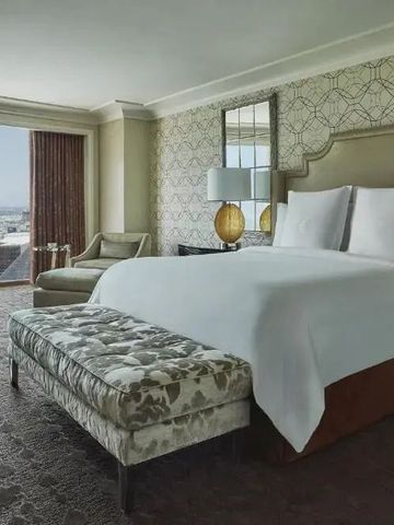 Geräumiges Zimmer mit eleganter Einrichtung und Stadtblick