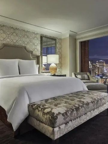 Gemütliches Hotelzimmer bei Nacht mit Blick auf Las Vegas