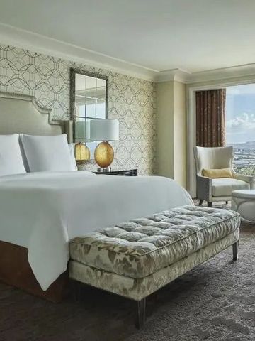 Hotelzimmer mit stilvollem Design und Panoramafenster