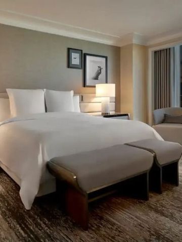 Modernes Hotelzimmer mit dezenter Beleuchtung und Stadtblick