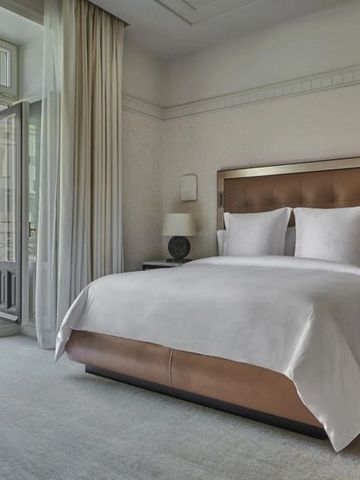 Helles Hotelzimmer mit Balkon und modernem Design