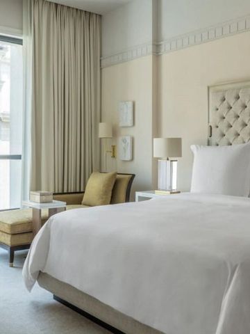 Geräumiges Hotelzimmer mit stilvollen Möbeln