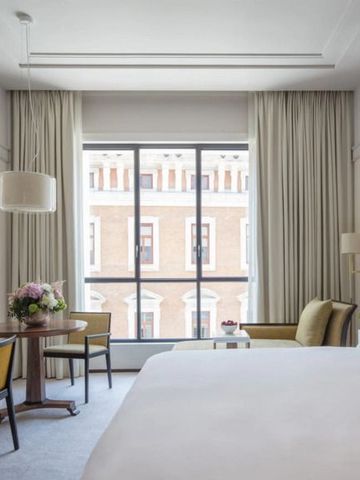 Elegant eingerichtetes Hotelzimmer mit kleinem Essbereich