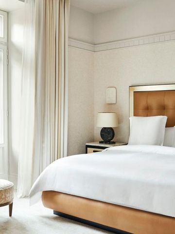 Elegantes Hotelzimmer mit großem Fenster und geschmackvoller Dekoration