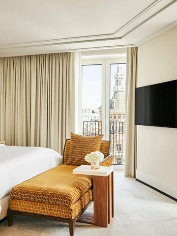 Geräumiges Zimmer mit großer Fensterfront und modernem Dekor