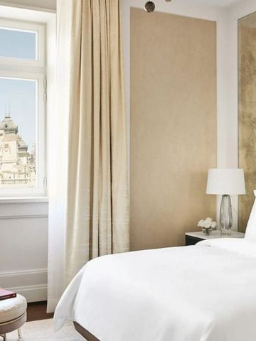 Helles Zimmer mit eleganten Verzierungen und Blick aus dem Fenster