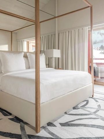 Luxuriöses Schlafzimmer mit Himmelbett und Panoramablick