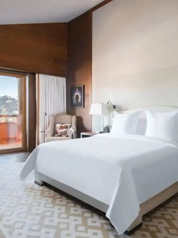 Gemütliches Zimmer mit Balkon und Bergblick