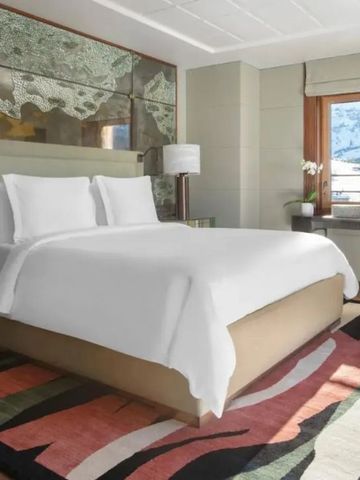 Modernes Zimmerdesign mit Kunst an der Wand