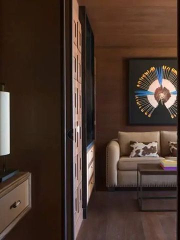 Elegantes Wohnzimmer einer Suite mit Kunst an der Wand und gemütlichem Sofa