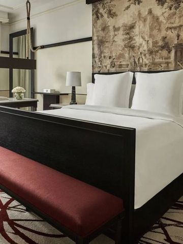 Luxuriöse Suite mit großem Bett und stilvoller Einrichtung