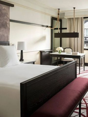 Geräumiges Zimmer mit edler Einrichtung und natürlichem Licht