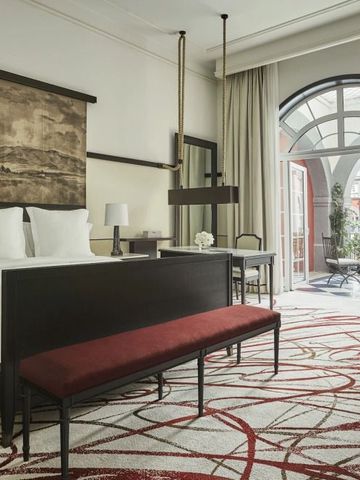 Zimmer mit Blick auf den Balkon und raffinierter Dekoration