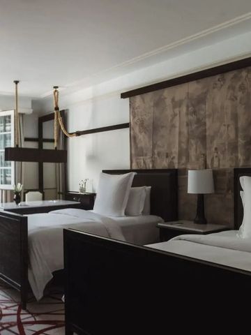 Elegantes Hotelzimmer mit zwei Einzelbetten und modernem Dekor