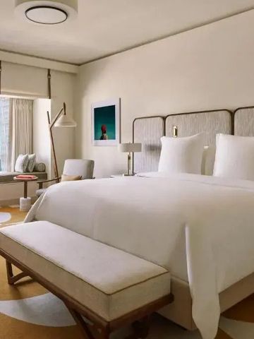 Geräumiges Zimmer mit großem Bett und stilvollem Design