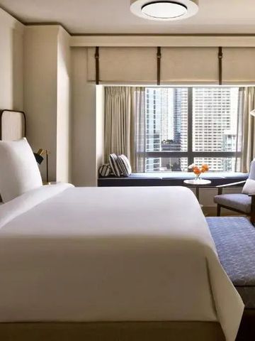 Hotelzimmer mit Sitzbank am Fenster und urbaner Aussicht