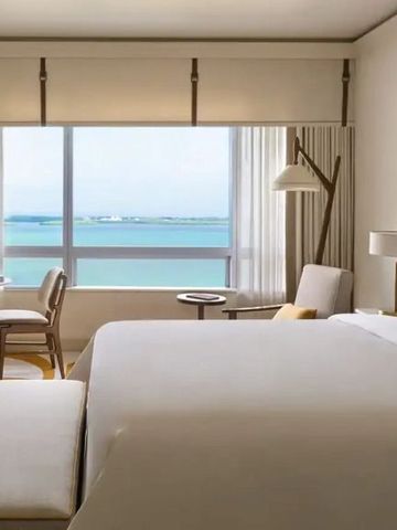 Zimmer mit großem Fenster und Meerblick am Horizont