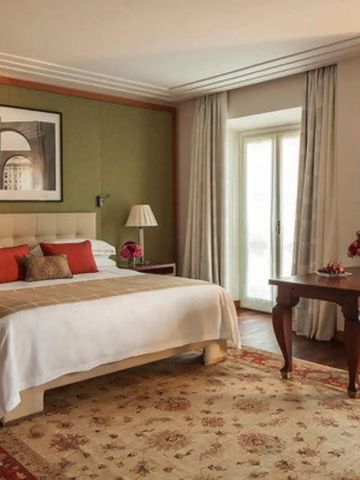 Luxuriöses Zimmer mit elegantem Dekor im Four Seasons Hotel Milano