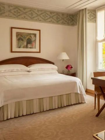 Gemütliches Zimmer mit klassischem Dekor und großem Fenster