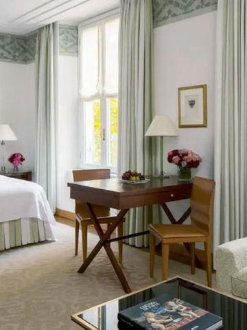 Elegantes Zimmer mit Schreibtisch und natürlichem Licht im Four Seasons Hotel Milano