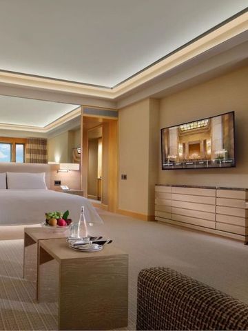 Geräumige Suite mit modernen Möbeln und großem Bett im Four Seasons Hotel