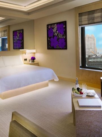 Helles Hotelzimmer mit Blick auf die Stadt und elegantem Design