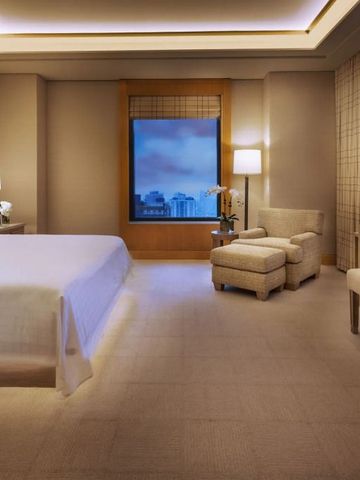 Komfortables Schlafzimmer mit großen Fenstern und eleganter Ausstattung