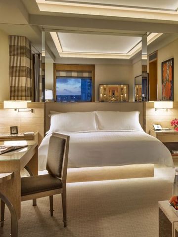 Warmes Hotelzimmerdesign mit gemütlicher Sitzgelegenheit und Kunstwerken