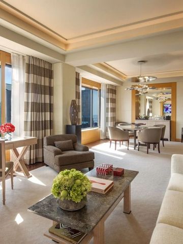 Luxuriöse Suite mit modernem Wohnzimmer und großem Fenster