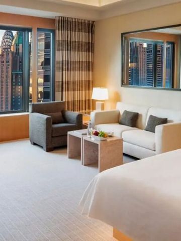 Zimmer mit Blick auf die Skyline durch große Fenster